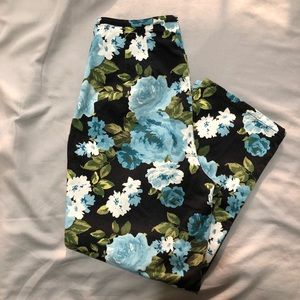 Authentic St. John’s Bay blue floral capris size 4